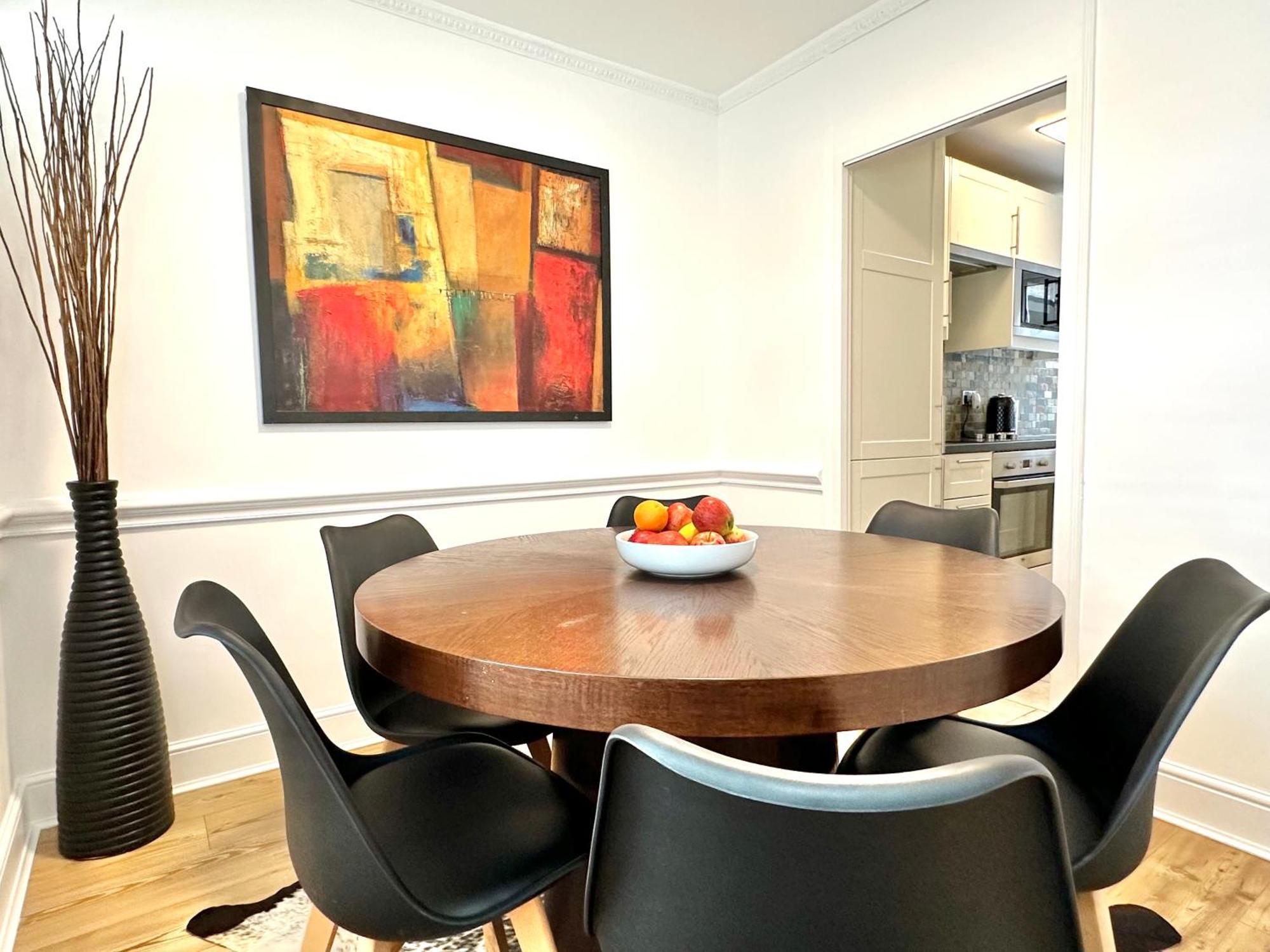 Newly Refurbished ,chic, Attractive 3 Bedroom Flat * Londra