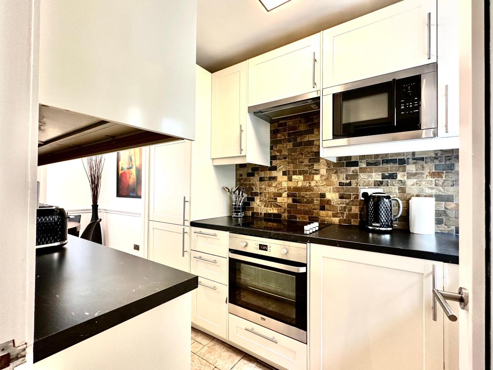 Newly Refurbished ,chic, Attractive 3 Bedroom Flat Appartamento *