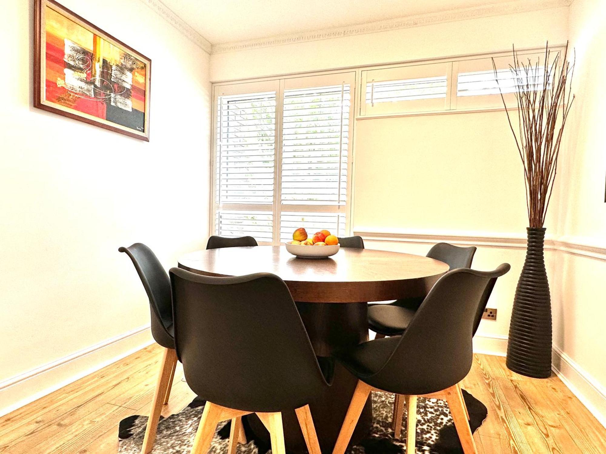 Newly Refurbished ,chic, Attractive 3 Bedroom Flat Londra