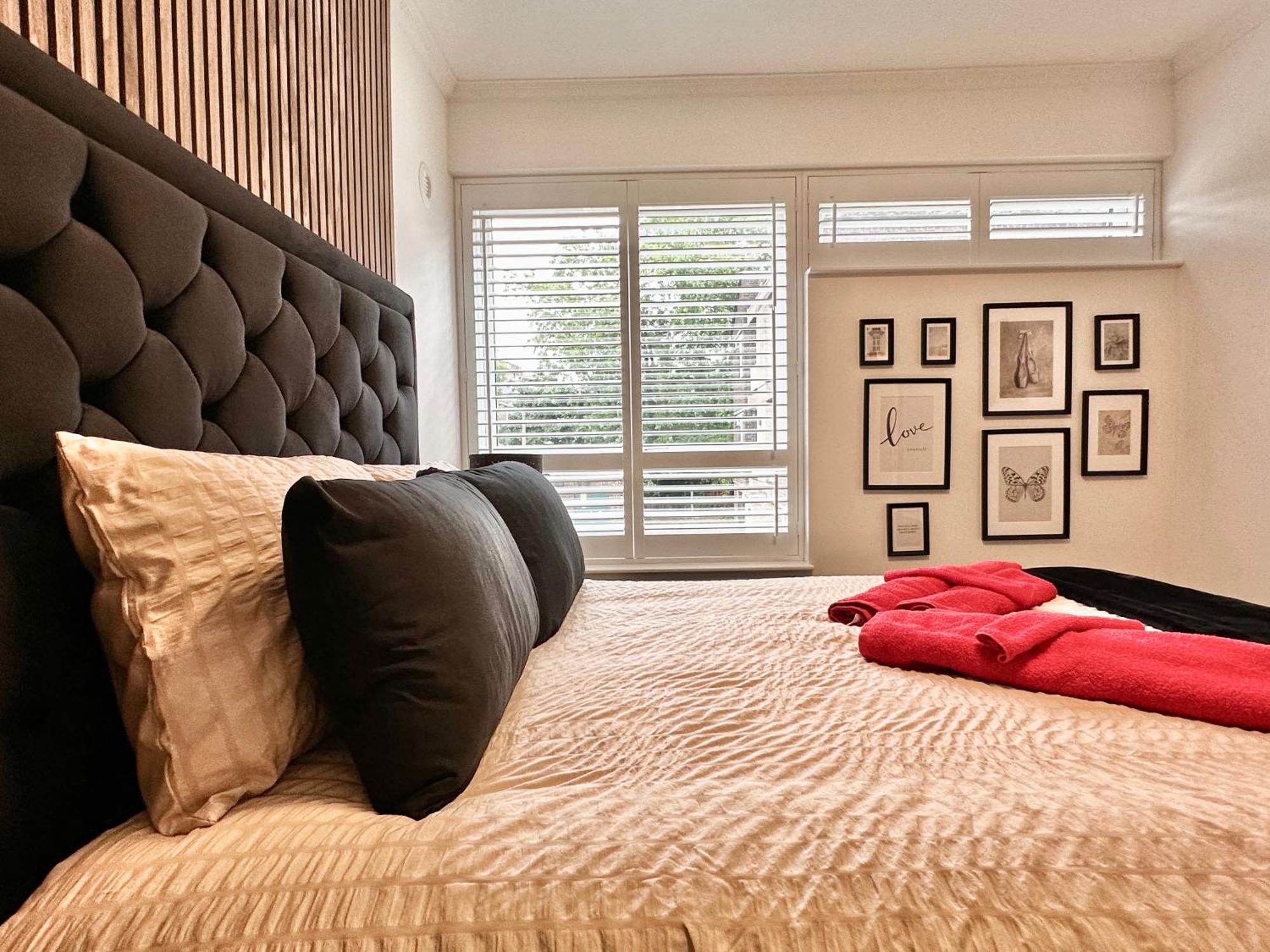 Newly Refurbished ,chic, Attractive 3 Bedroom Flat Appartamento *