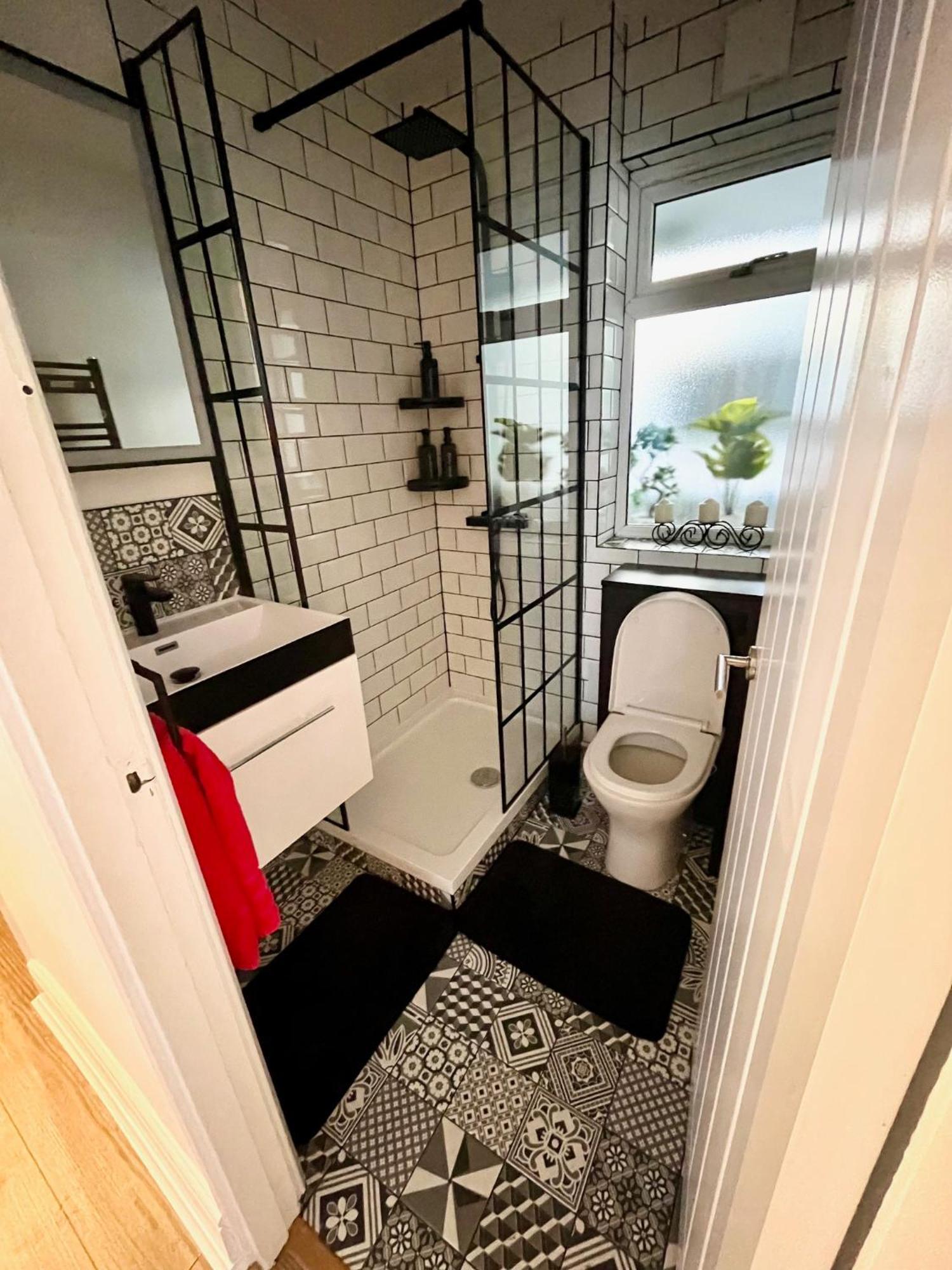 Newly Refurbished ,chic, Attractive 3 Bedroom Flat Appartamento *