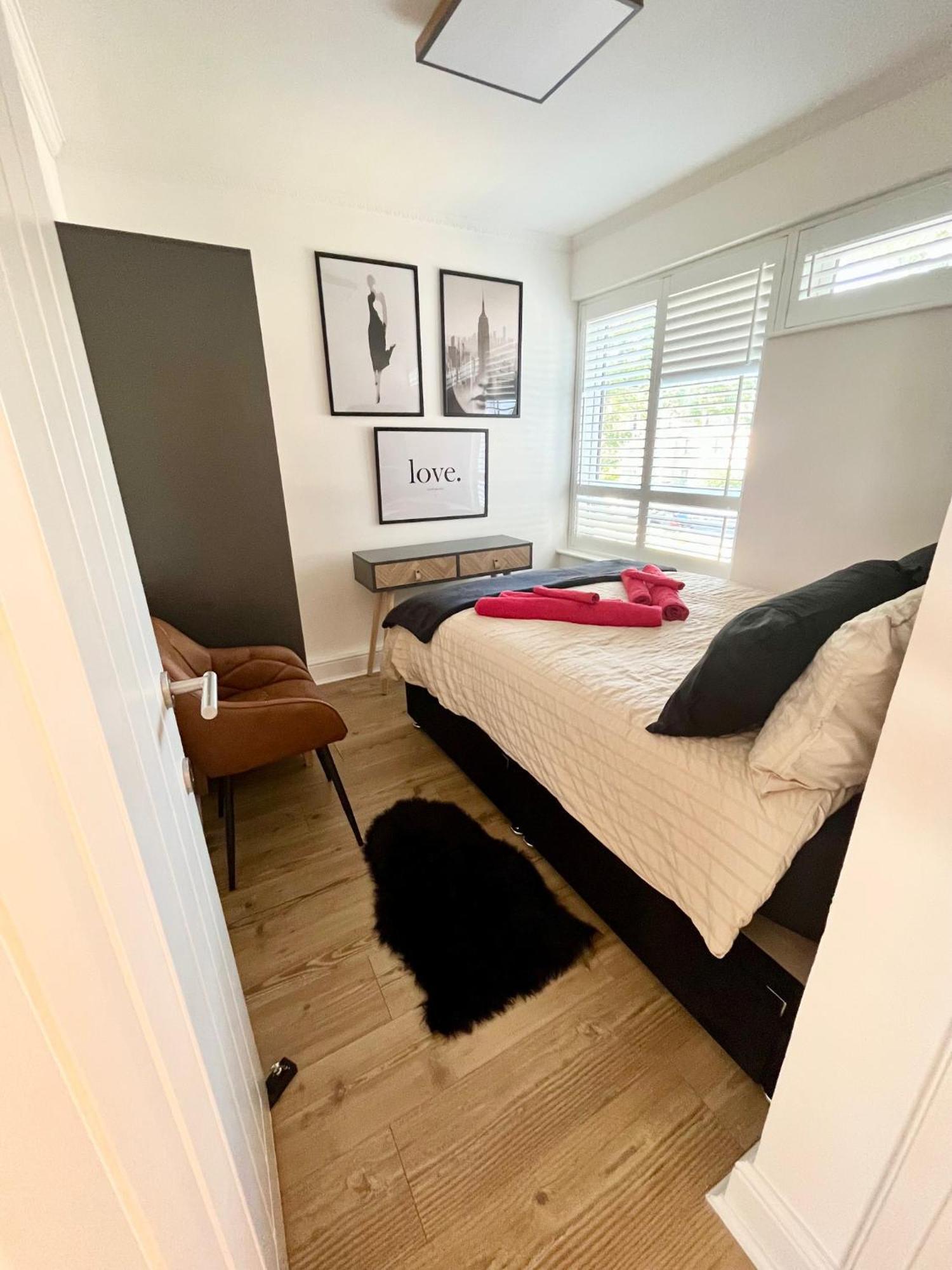 Newly Refurbished ,chic, Attractive 3 Bedroom Flat Appartamento *