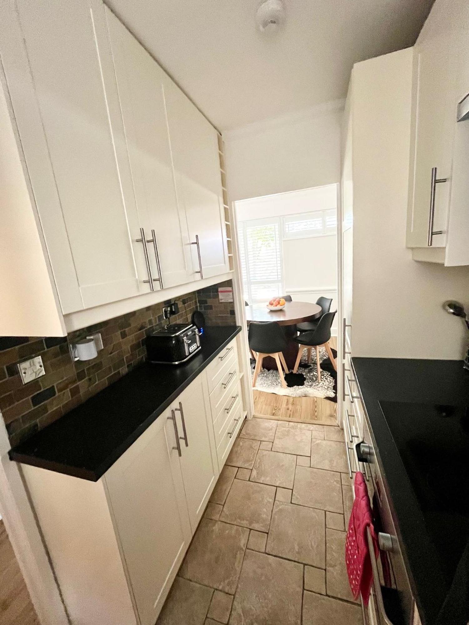 Newly Refurbished ,chic, Attractive 3 Bedroom Flat Appartamento Londra